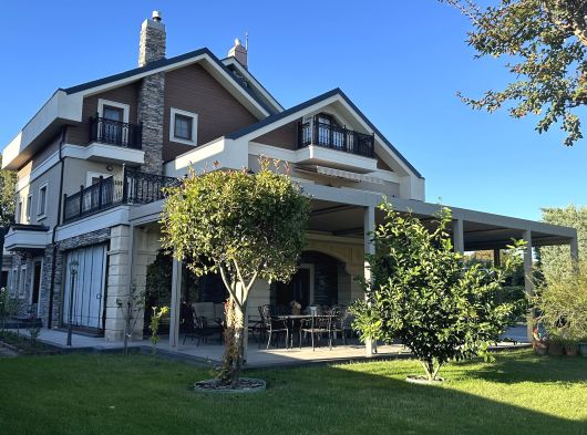 Dönem mutfak ve çok odalı peyzajlı villa